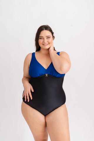Jednodílné plavky s ozdobnou sponou, modro-černé