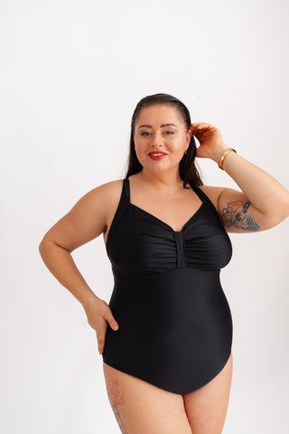 Jednodílné plavky opticky zužující bez kostic, černé