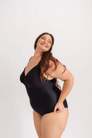 Jednodílné plavky opticky zužující bez kostic, černé