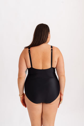 Jednodílné plavky opticky zužující bez kostic, černé