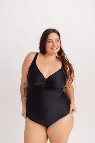 Jednodílné plavky opticky zužující bez kostic, černé