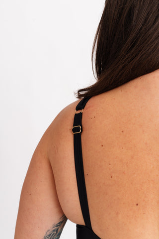 Jednodílné plavky opticky zužující bez kostic, černé