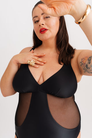 Jednodílné tvarující plavky s průsvitnými vsadkami na bocích, černé