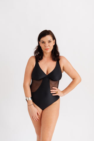 Jednodílné tvarující plavky s průsvitnými vsadkami na bocích, černé