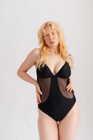 Jednodílné tvarující plavky s průsvitnými vsadkami na bocích, černé