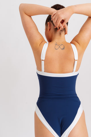 Jednodílné plavky tvarující a opticky zužující, námořnicky modré s bílými lemy