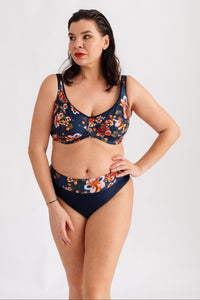 Spodní díl plavek klasického střihu, s květinovým páskem, modrý