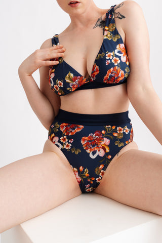 Spodní díl plavek tvarující s vysokým pasem a páskem, s květinovým vzorem