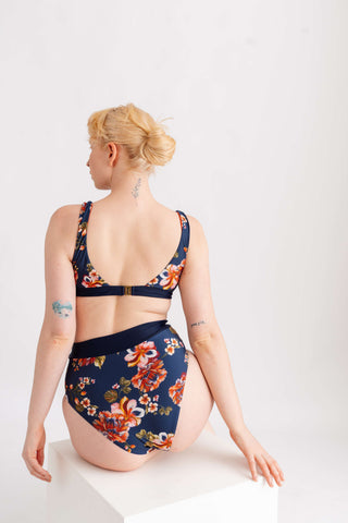 Spodní díl plavek tvarující s vysokým pasem a páskem, s květinovým vzorem