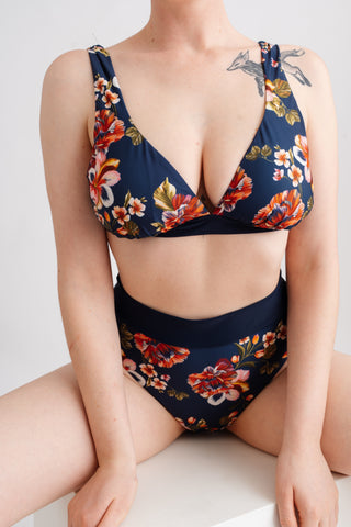 Spodní díl plavek tvarující s vysokým pasem a páskem, s květinovým vzorem