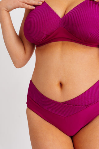 Spodní díl plavek s vykrojením do V a žebrováním, sytě růžový
