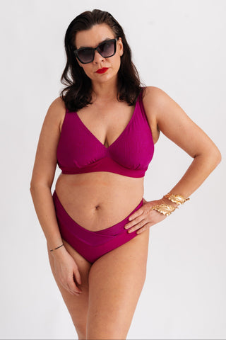 Spodní díl plavek s vykrojením do V a žebrováním, sytě růžový