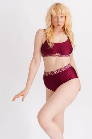 Horní díl plavek s vázáním na zádech, v bordó barvě s hadím páskem
