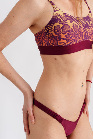 Spodní díl plavek s nízkým pasem a efektním vykrojením, bordó