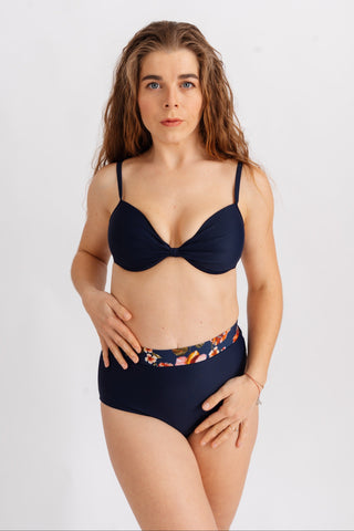 Spodní díl retro s vysokým pasem, v námořnické modré s květinovým páskem