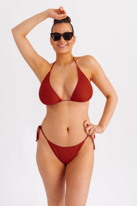 Spodní díl plavek bikiny se žebrováním a vázáním, cihlovy