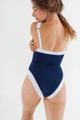 Jednodílné plavky tvarující a opticky zužující, námořnicky modré s bílými lemy
