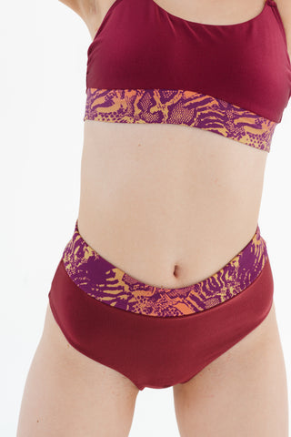 Horní díl plavek s vázáním na zádech, v bordó barvě s hadím páskem