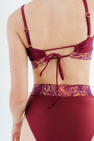 Horní díl plavek s vázáním na zádech, v bordó barvě s hadím páskem