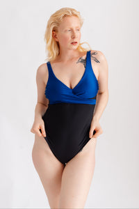Jednodílné plavky s efektním překřížením, modro-černé