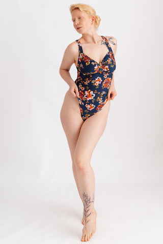 Jednodílné plavky opticky zužující bez kostic, s květinovým vzorem