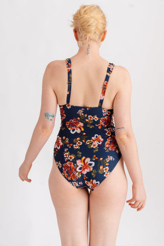 Jednodílné plavky opticky zužující bez kostic, s květinovým vzorem