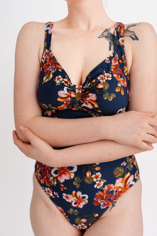 Jednodílné plavky opticky zužující bez kostic, s květinovým vzorem