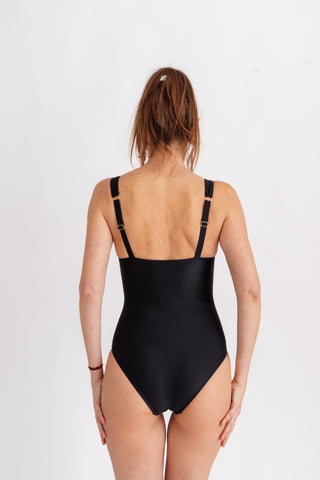 Jednodílné plavky opticky zužující bez kostic, černé