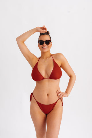 Spodní díl plavek bikiny se žebrováním a vázáním, cihlové