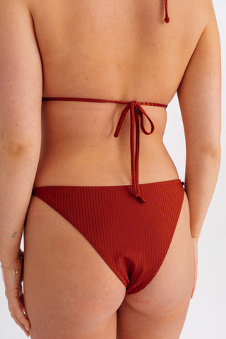 Spodní díl plavek bikiny se žebrováním a vázáním, cihlové