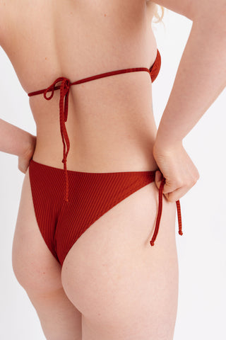 Spodní díl plavek bikiny se žebrováním a vázáním, cihlové